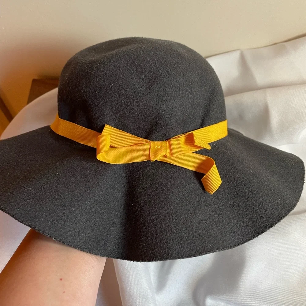 Cute “Big Girl’s” Dark Gray Hat w/Bright Yellow Bow, Description has Measurement